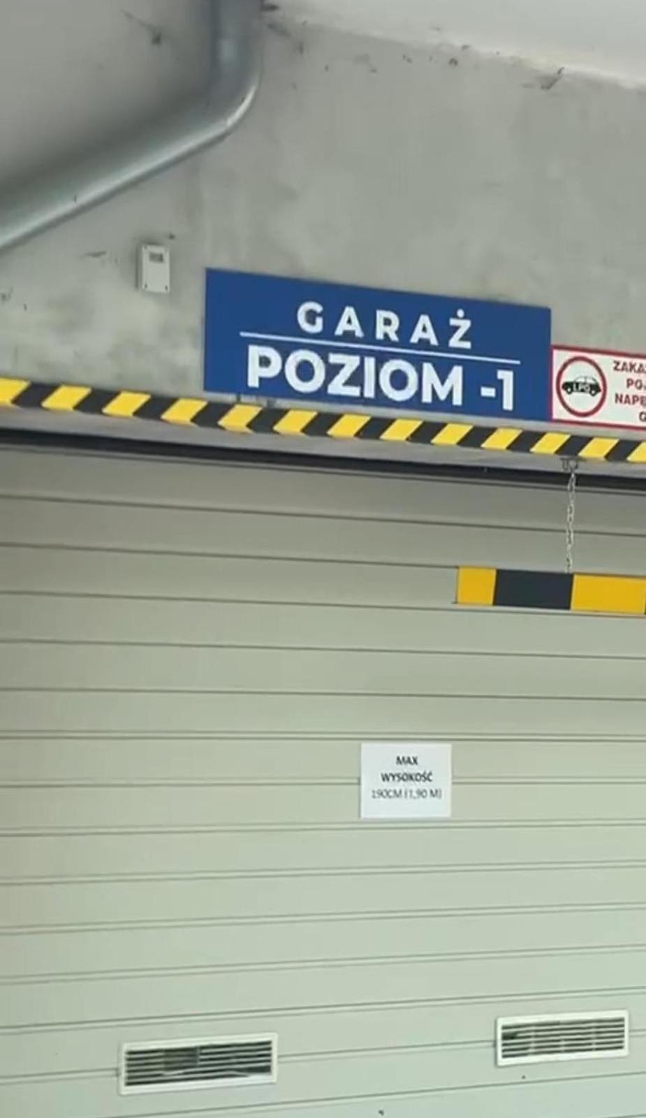 Srodkowa Widok Na Las 2 Pietro Garaz Gratis 斯克拉斯卡波伦巴 外观 照片